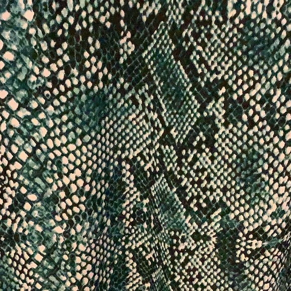 🌿 Dana Buchman Snake Print Top 🌿 - Picture 4 of 9